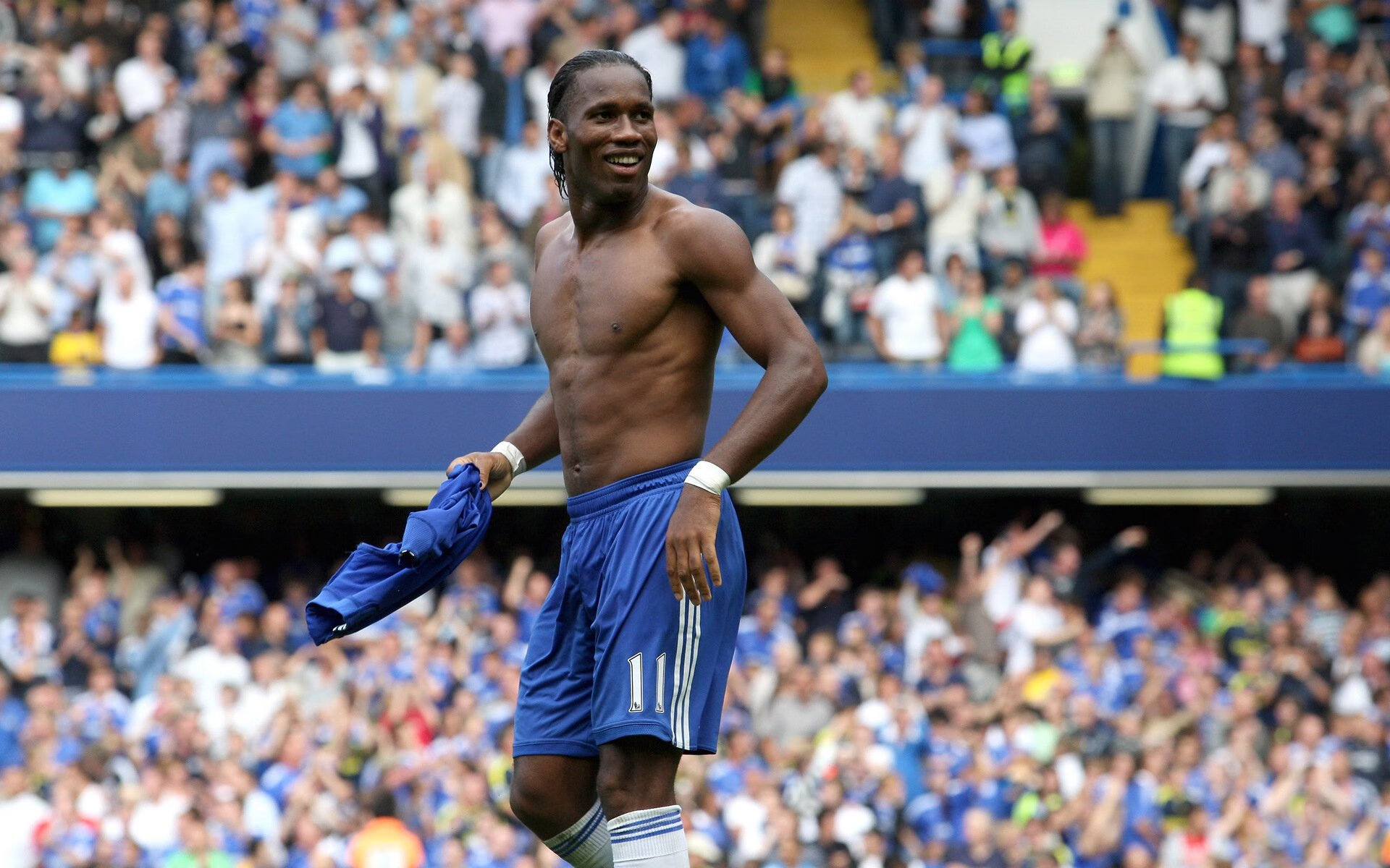 轮胎啸叫与地板轰鸣,当F1银箭划破夜空,快船正在拆解首钢的铁壁